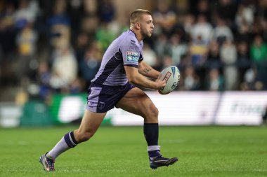 Hull KR 'dan Mikey Lewis, 21 Ağustos 2025' te Headingley Stadyumu 'nda oynanan Betfred Süper Lig 23. Maçı' nda topu alıyor.