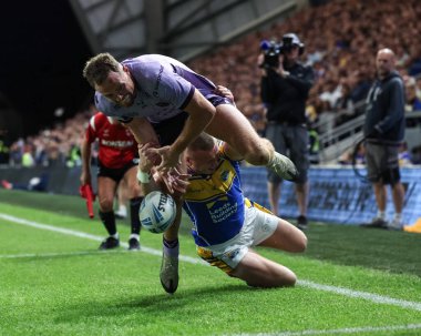 Leeds Rhinos 'tan Harry Newman, Hull KR' dan Joe Burgess 'in 23. Betfred Süper Ligi karşılaşmasında köşeden gitmesini engelliyor. Leeds - Hull KR maçı, Headingley Stadyumu, Leeds, İngiltere, 21 Ağustos 2025 