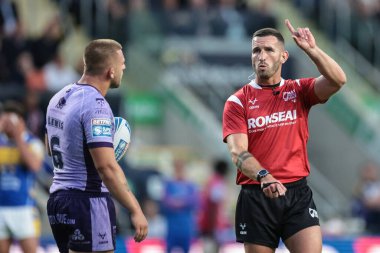 Hakem Jack Smith topu Betfred Süper Ligi 23. Maç Leeds Rhinos-Hull KR maçında Leeds 'e veriyor. Headingley Stadyumu, Leeds, İngiltere, 21 Ağustos 2025