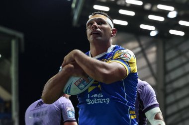 Leeds Rhinos 'tan Ryan Hall, Hull KR' dan Joe Burgess 'in, 21 Ağustos 2025' te Headingley Stadyumu 'nda oynanan Betfred Süper Lig 23.