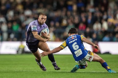 Hull KR 'dan Mikey Lewis, Leeds Rhinos' tan Brodie Croft 'un Betfred Süper Ligi 23. Maç Leeds Gergedan-Hull KR maçında 21 Ağustos 2025' te Headingley Stadyumu 'nda Leeds-Hull KR maçında onu durduramamasıyla topu bırakıyor.