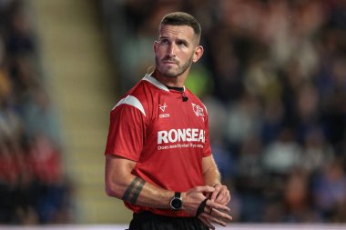Hakem Jack Smith, Betfred Süper Lig 23. Raundda Leeds Gergedan-Hull KR maçında LCD TV ekranına bakıyor. Headingley Stadyumu, Leeds, İngiltere, 21 Ağustos 2025