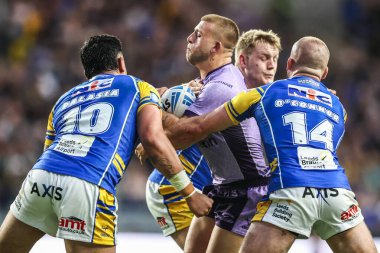 Hull KR 'dan Mikey Lewis, Leeds Rhinos takımından Jarrod O' Connor 'ın 23. Betfred Süper Ligi karşılaşmasında rakibi Leeds Rhinos - Hull KR maçında Headingley Stadyumu, Leeds, İngiltere, 21 Ağustos 2025