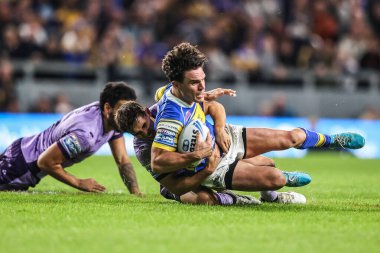 Leeds Rhinos takımından Brodie Croft, Betfred Süper Lig karşılaşmasında Tyrone May of Hull KR ile mücadele ediyor. 23. Leeds Rhinos - Hull KR maçında Leeds Stadyumu, Leeds, İngiltere, 21 Ağustos 2025
