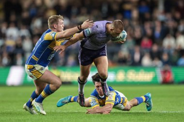 Hull KR 'dan Mikey Lewis topu Leeds Rhinos' tan Brodie Croft durduramamasına rağmen Leeds Gergedan takımından James McDonnell, Leeds Süper Lig 23 'üncü raundda Leeds Gergedan Hull KR' a karşı Leeds Stadyumu, İngiltere 'de oynanan karşılaşmada topu yakaladı.