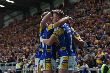 Leeds Rhinos 'tan Harry Newman takım arkadaşları tarafından Hull KR' dan Joe Burgess 'in Betfred 23. Süper Lig karşılaşmasında Leeds Gergedan Hull KR' a karşı Headingley Stadyumu, Leeds, İngiltere