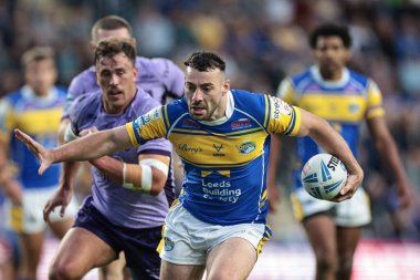 Leeds Gergedan 'dan Jake Connor, Hull KR' dan Jack Broadbent 'i, 21 Ağustos 2025' te Headingley Stadyumu 'nda oynanan Betfred Süper Lig 23' üncü Raundda Leeds Gergedan 'a karşı Hull KR maçında tekrar denemesi için gönderdi.