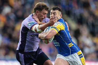 Leeds Gergedan 'dan Jake Connor, Hull KR' dan Jack Broadbent 'i, 21 Ağustos 2025' te Headingley Stadyumu 'nda oynanan Betfred Süper Lig 23' üncü Raundda Leeds Gergedan 'a karşı Hull KR maçında tekrar denemesi için gönderdi.