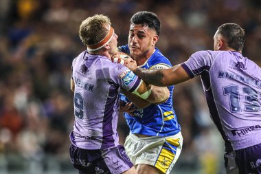 Leeds Rhinos 'tan Keenan Palasia, Hull KR' dan Jez Litten ve Hull KR 'dan Elliot Minchella, Betfred Süper Lig 23. Maç Leeds Rhinos - Hull KR maçında Headingley Stadyumu, Leeds, Birleşik Krallık, 21 Ağustos 2025' te oynadılar.