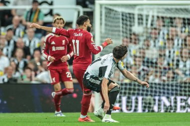 Newcastle United takımından Tino Livramento, Liverpool 'lu Mohamed Salah ile oynanan Premier Lig maçı sırasında St.James' s Park, Newcastle, İngiltere 'de oynanan karşılaşmada faul yaptı.