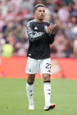 Aston Villa 'dan Morgan Rogers, Premier League maçında Brentford ve Aston Villa' yı destekleyenleri 23 Ağustos 2025 'te Londra' daki Gtech Community Stadyumu 'nda alkışladı.