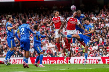 Arsenal 'den Gabriel Magalhaes, 23 Ağustos 2025' te Birleşik Krallık 'taki Emirates Stadyumu' nda oynanan Premier League maçında topa liderlik ediyor.