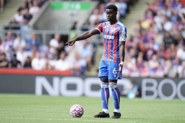 Kristal Saray 'dan Marc Guhi Premier Lig karşılaşmasında talimatları işaret ediyor. Kristal Saray, Nottingham Ormanı' na karşı Selhurst Park, Londra, Birleşik Krallık, 24 Ağustos 2025