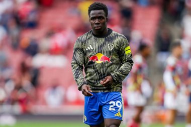 Leeds United takımından Wilfried Gnonto, 23 Ağustos 2025 'te Londra' daki Emirates Stadyumu 'nda oynanan Premier League karşılaşması öncesinde ısınıyor.