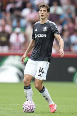 Aston Villa takımından Pau Torres Premier Lig maçında Brentford - Aston Villa maçında Gtech Community Stadyumu, Londra, 23 Ağustos 2025