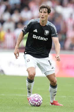 Aston Villa takımından Pau Torres Premier Lig maçında Brentford - Aston Villa maçında Gtech Community Stadyumu, Londra, 23 Ağustos 2025