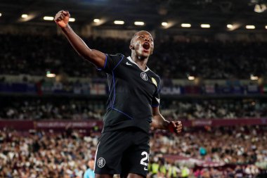 Chelsea 'den Moises Caicedo, 22 Ağustos 2025' te Londra 'daki Londra Stadyumu' nda oynanan Premier League maçında West Ham United ve Chelsea maçında 1-4 kazanma golünü kutluyor.