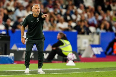 Chelsea 'den Enzo Maresca, 22 Ağustos 2025' te Londra 'daki Londra Stadyumu' nda oynanan Premier League maçında West Ham United ve Chelsea maçında tepki gösterdi.