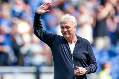 Everton 'dan David Moyes, 24 Ağustos 2025' te İngiltere 'nin Liverpool kentinde oynanan Premier Lig karşılaşmasında Everton, Brighton ve Hove Albion' a karşı kazandığı galibiyet sonrasında taraftarlarını kabul ediyor.