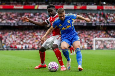 Arsenal 'den Bukayo Saka, Leeds United takımından Gabriel Gudmundsson ile 23 Ağustos 2025' te Emirates Stadyumu 'nda oynanan Arsenal - Leeds United maçı sırasında top için mücadele etti.
