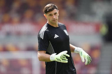 Aston Villa 'dan Emiliano Martnez Premier Lig karşılaşması öncesinde Brentford, Aston Villa' ya karşı Gtech Community Stadyumu, Londra, 23 Ağustos 2025