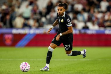 Chelsea 'li Malo Gusto Premier League maçında topla koşuyor. West Ham United, Chelsea' ye karşı Londra Stadyumu, 22 Ağustos 2025