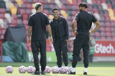 Aston Villa oyuncuları Premier Lig karşılaşması öncesinde Brentford - Aston Villa maçı, The Gtech Community Stadyumu, Londra, Birleşik Krallık, 23 Ağustos 2025