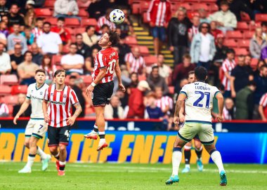 Sheffield United takımından Callum O 'Hare, 23 Ağustos 2025' te Bramall Lane, Sheffield, İngiltere 'de oynanan Sheffield United-Millwall maçında yüksek topu kazandı.