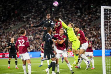 West Ham United takımından Mads Hermansen 22 Ağustos 2025 'te Londra' daki Londra Stadyumu 'nda oynanan Premier League maçında Chelsea' ye karşı bir kurtarış yaptı.