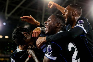 Chelsea 'li Trevoh Chalobah, Premier League maçında West Ham United' ın Chelsea 'ye karşı 22 Ağustos 2025' te Londra 'daki Londra Stadyumu' nda oynadığı maçta takım arkadaşlarıyla yaptığı maçı 1-5 kazanarak kutluyor.