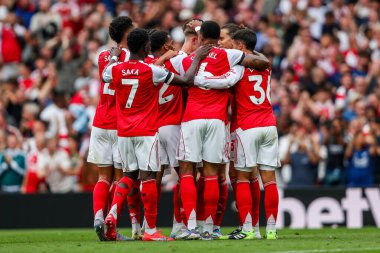 Arsenal 'den Jurrien Timber, 23 Ağustos 2025' te Birleşik Emirates Stadyumu 'nda oynanan Premier League maçında takım arkadaşlarıyla 1-0' lık galibiyetini kutluyor.