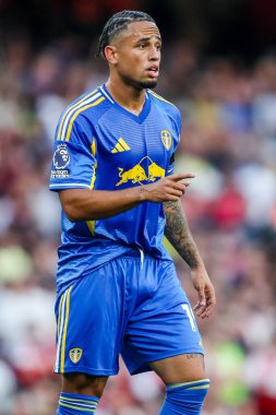 Leeds United takımından Noah Okafor, 23 Ağustos 2025 'te Birleşik Krallık' taki Emirates Stadyumu 'nda oynanan Premier League maçında Arsenal ve Leeds United maçını izliyor.