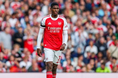 Cristhian Mosquera of Arsenal, 23 Ağustos 2025 'te İngiltere' nin Emirates Stadyumu 'nda oynanan Premier League maçında Leeds United' a karşı Arsenal maçını izliyor.