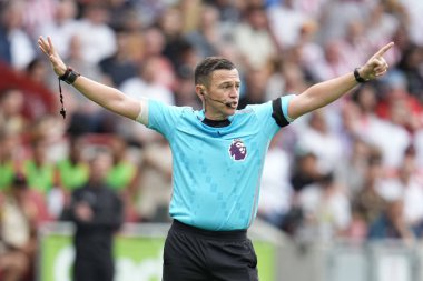 Premier Lig maçında hakem Tony Harrington Brentford 'a karşı Aston Villa, The Gtech Community Stadyumu, Londra, 23 Ağustos 2025