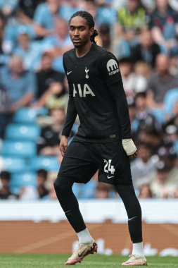 Tottenham Hotspur 'dan Djed Spence Premier League maçı sırasında Manchester City ile Tottenham Hotspur arasında Etihad Stadyumu, Manchester, İngiltere, 23 Ağustos 2025