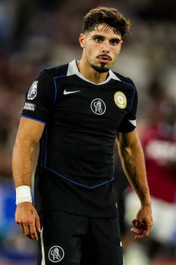 Chelsea 'den Pedro Neto, 22 Ağustos 2025' te Londra 'daki Londra Stadyumu' nda oynanan Premier League maçında West Ham United ile Chelsea maçına bakıyor.