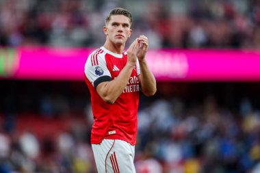 Arsenal 'den Viktor Gyokeres, 23 Ağustos 2025' te İngiltere 'nin başkenti Londra' daki Emirates Stadyumu 'nda oynanan Premier League maçı sonrasında takımların kazandığı zaferin ardından taraftarları takdir ediyor.
