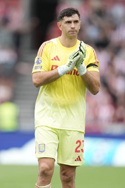 Aston Villa 'dan Emiliano Martnez Premier Lig karşılaşmasında Brentford, Aston Villa' ya karşı Gtech Community Stadyumu, Londra, 23 Ağustos 2025