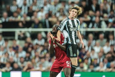 Liverpool 'dan İbrahima Konat, Premier League karşılaşmasında Newcastle United' dan Anthony Gordon tarafından St. James 's Park, Newcastle, İngiltere' de 25 Ağustos 2025 'te Liverpool' a karşı oynanan karşılaşmada desteklendi.