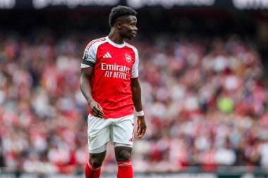 Arsenal 'den Bukayo Saka, 23 Ağustos 2025' te Birleşik Krallık 'taki Emirates Stadyumu' nda oynanan Premier Lig karşılaşmasında Arsenal 'e karşı Leeds United' ı izliyor.