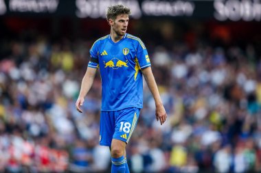 Leeds United takımından Anton Stach, 23 Ağustos 2025 'te İngiltere' nin başkenti Londra 'daki Emirates Stadyumu' nda oynanan Premier League maçında Arsenal - Leeds United maçını izliyor.