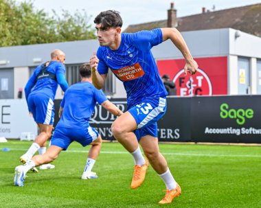 23 Ağustos 2025 'te İngiltere' nin Highbury Stadyumu 'ndaki Fleetwood Town - Oldham Athletic maçından önce ısınıyor.