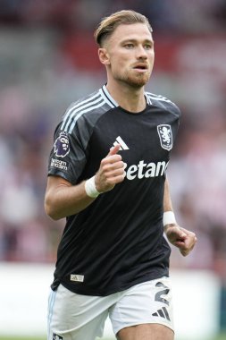 Aston Villa 'dan Matty Cash Premier Lig maçı sırasında Brentford, Aston Villa' ya karşı Gtech Community Stadyumu, Londra, 23 Ağustos 2025
