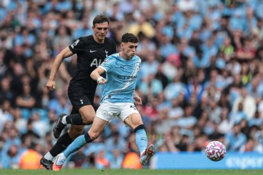 Manchester City 'den Phil Foden, Manchester City' nin 23 Ağustos 2025 'te Etihad Stadyumu' nda Tottenham Hotspur 'a karşı oynadığı Premier League maçında topa vuruyor.