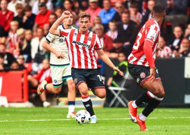 Sheffield United takımından Harrison Burrows, 23 Ağustos 2025 'te Sheffield Lane, Sheffield, İngiltere' de oynanan ve Sheffield United 'ın Millwall' a karşı oynadığı Sky Bet Şampiyonası maçında topa vuruyor.