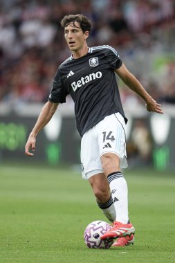 Aston Villa takımından Pau Torres Premier Lig maçında Brentford - Aston Villa maçında Gtech Community Stadyumu, Londra, 23 Ağustos 2025