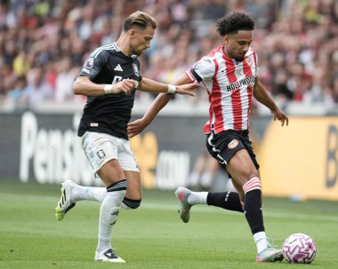 Brentford 'dan Kevin Schade, Aston Villa' dan Matty Cash 'i Premier League maçında Brentford, Aston Villa' ya karşı Gtech Community Stadyumu, Londra, Birleşik Krallık, 23 Ağustos 2025
