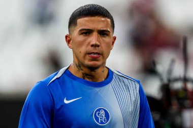 Chelsea 'den Enzo Fernandez, 22 Ağustos 2025' te Londra 'daki Londra Stadyumu' nda oynanan Premier League karşılaşması öncesinde ısınıyor.