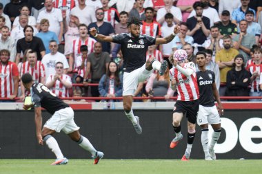 Aston Villa 'dan Tyrone Mings, Brentford Premier Lig maçında Brentford, Aston Villa' ya karşı Gtech Community Stadyumu, Londra, 23 Ağustos 2025 'te oynanan Premier League maçında Keane Lewis-Potter' a giriyor.