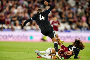 Chelsea 'den Tosin Adarabioyo ve Marc Cucurella, 22 Ağustos 2025' te Londra 'daki Londra Stadyumu' nda oynanan Premier League maçı sırasında West Ham United 'ın Niclas Fullkrug' ı ile top mücadelesi veriyor.